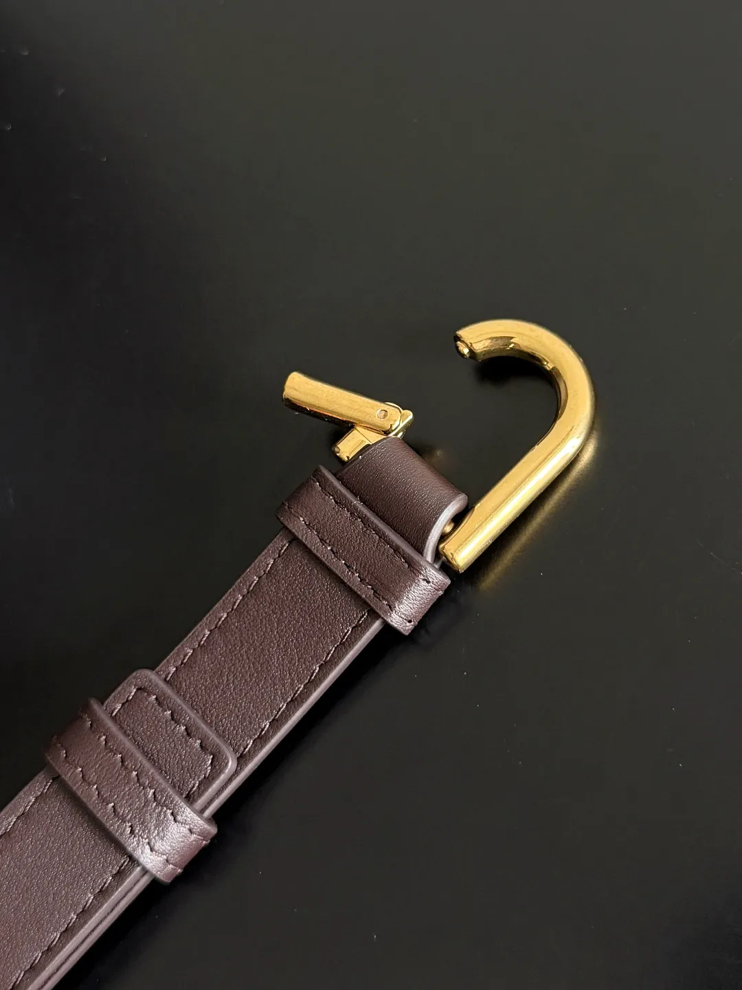 Batch 2660 BOTTEGA VENETA2025 new Andiamo bucket bag. This bag is made of silky calf leather🐂, with Intrecciato woven internal pockets, unique and eye-catching! The simple and smooth bucket bag shape is classic and versatile. Whether it is paired with a simple basic style or a fashionable personality, it can be adapted to 💯 and easily enhance the fashion sense of the overall look ~ The golden rope knot 🪢 is embellished with woven highlights and the scent of osmanthus in the wind, announcing the message of autumn✉️ When buying a bag, you must look for three things: 🎨Appearance is justice 🧵Excellent craftsmanship 👜Practice Style number: 844169 Size: 24*34*12cm